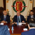 Jesús Julio carnero durante la constitución de la Mesa Municipal de la Automoción