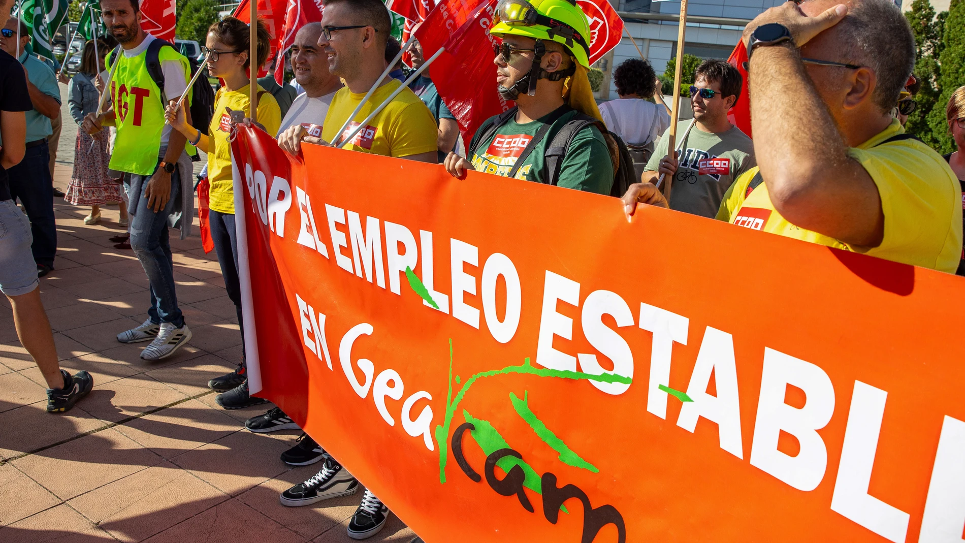 TOLEDO, 05/10/2023.- Todas las organizaciones sindicales con representación en la Empresa Pública de Gestión Ambiental de Castilla-La Mancha se reúnen este jueves en una concentración en Toled contra los despidos de los trabajadores eventuales y fijos-discontinuos de la empresa pública al finalizar la campaña de extinción. EFE/Ismael Herrero