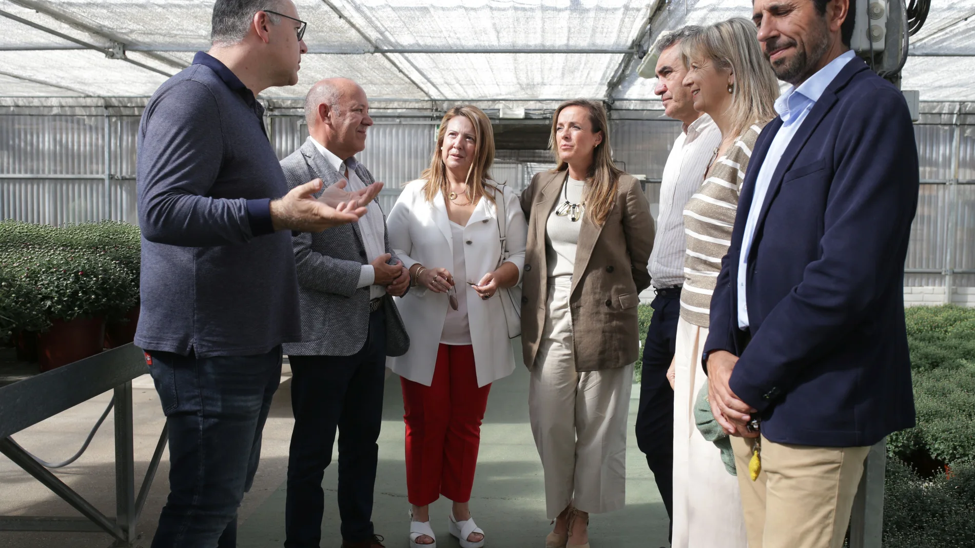 Carmen Navarro durante su visita el centro ocupacional de la Fundación Personas de Morales del Vino, junto a José María Barrios y Jesús María Prada, entre otros