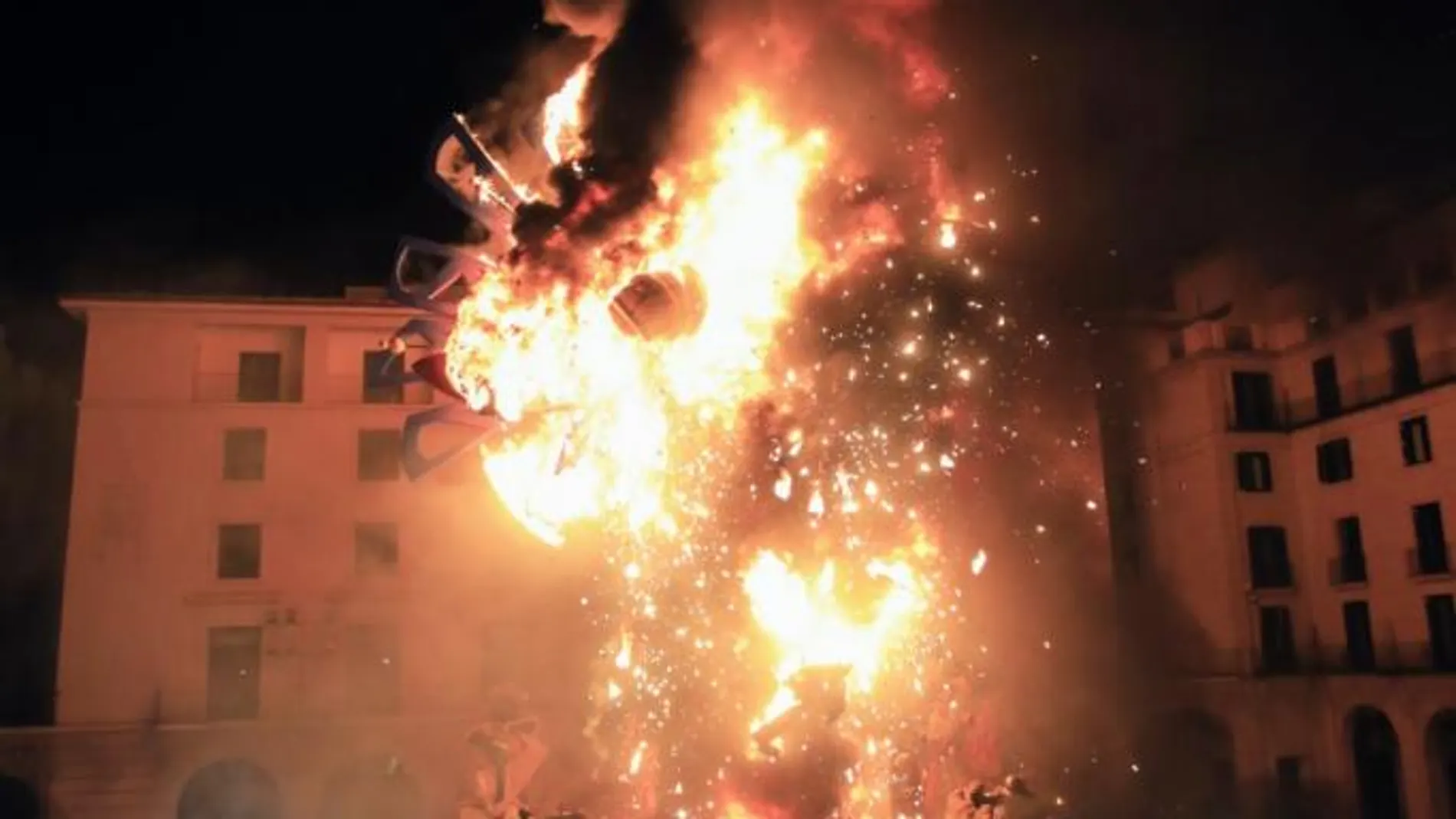 En la noche de San Juan se queman las Hogueras en Alicante.