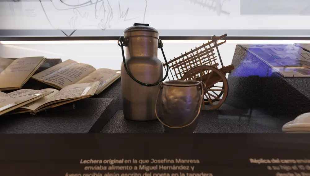 Vista de los objetos que forman parte de la exposición Miguel Hernández: el poeta que hacía juguetes. Ausencias y últimos cuentos para su hijo' este jueves en la Biblioteca Nacional en Madrid.