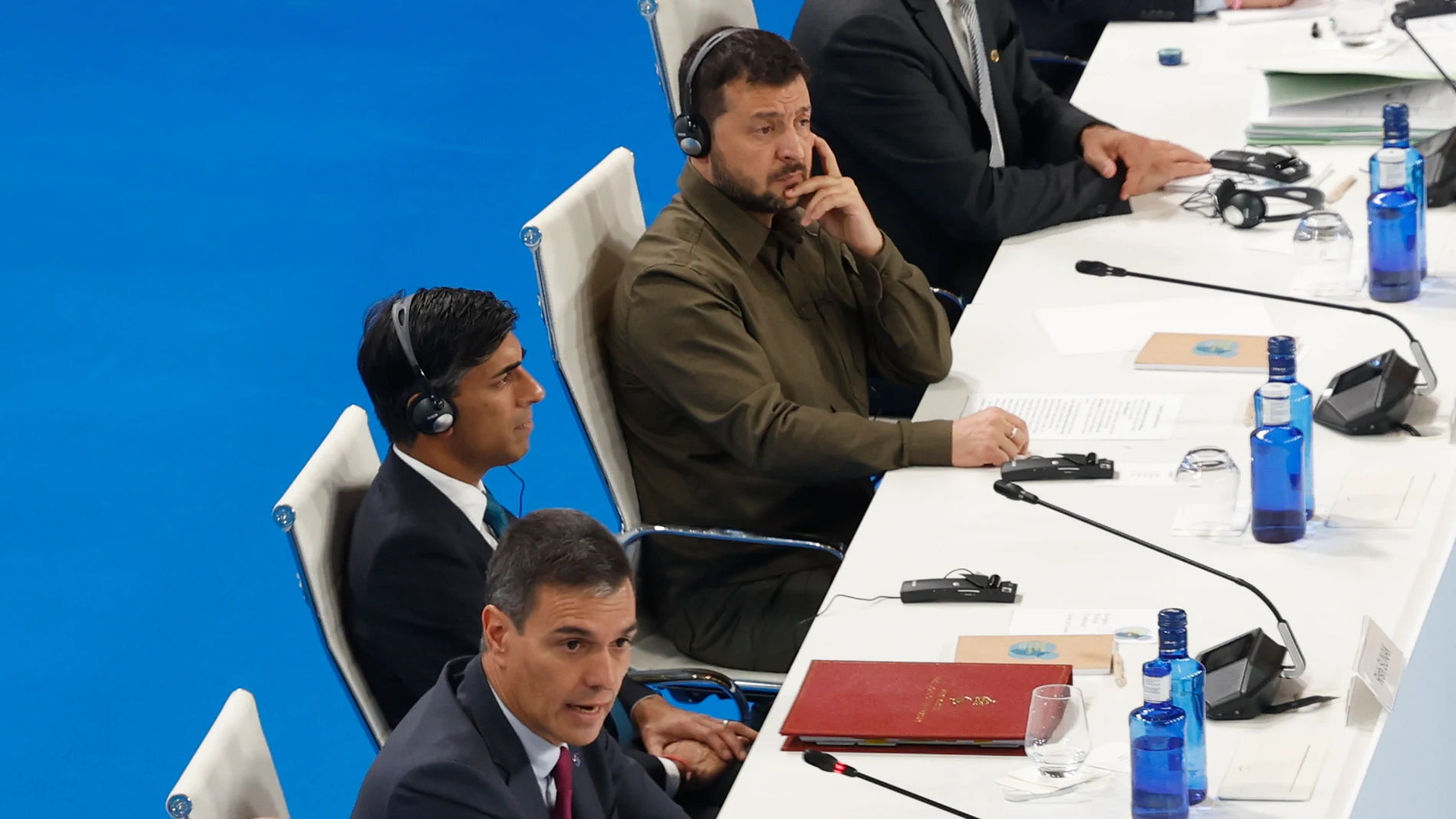 GRANADA, 5/010/23.- El presidente del Gobierno en funciones, Pedro Sánchez (3i), junto a otros jefes de Gobierno durante la reunión de la comunidad Política Europea que se celebra en Granada en el marco de la Presidencia española del Consejo de la UE, este jueves. El presidente del Gobierno en funciones, Pedro Sánchez, actúa como anfitrión en la tercera reunión de la Comunidad Política Europea en la que hará una cerrada defensa del multilateralismo como vía para afrontar retos ante los que co...