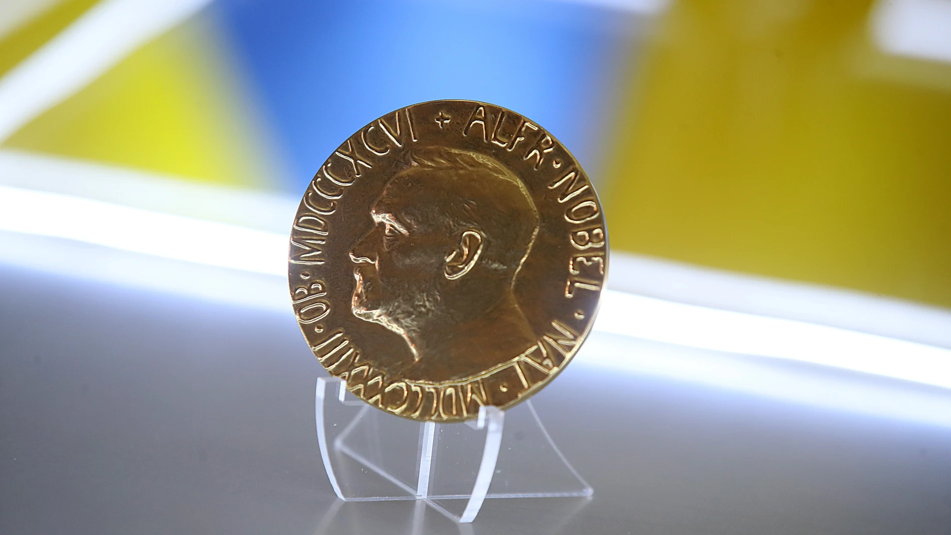 January 23, 2023, Kyiv, Ukraine: The Nobel Peace Prize Medal won by the Center for Civil Liberties (CCL) in 2022 is on display during the honorary lecture given by 2022 Nobel Peace Prize laureate, head of the Center for Civil Liberties (CCL) Oleksandra Matviichuk and hosted by the Kyiv Security Forum, Kyiv, capital of Ukraine. (Foto de ARCHIVO)23/01/2023