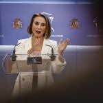 La portavoz del PP en el Congreso, Cuca Gamarra durante la rueda de prensa ofrecida este jueves en la Cámara Baja. 