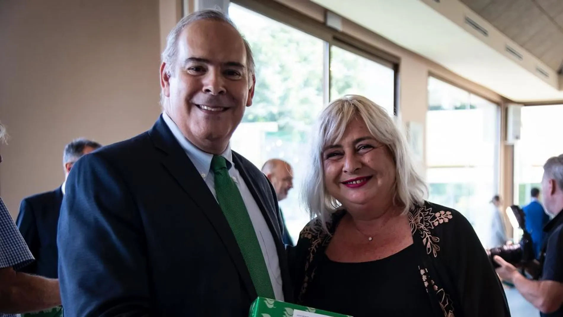 El consejero delegado de Iberdrola con una de las homenajeadas