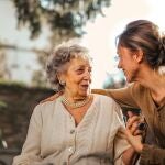Una mujer mayor disfruta de la compañía de su hija. 