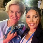 Von der Leyen cumple su promesa y lleva el pañuelo que una guía de la Alhambra le regaló