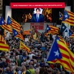 Cientos de manifestantes, en la plaza de Catalunya, a 1 de octubre de 2023, en Barcelona, Catalunya (España). Este acto, cuyo objetivo es proyectar una imagen de unidad a pesar de la desunión independentista no resuelta entre partidos, conmemora el sexto aniversario del referéndum de independencia que fue convocado por el Gobierno de Cataluña, suspendido por el Tribunal Constitucional y celebrado de manera ilegal en Cataluña el 1 de octubre de 2017.