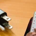 El truco de un TikToker para cargar tus dispositivos en eL Reino Unido sin adaptador 