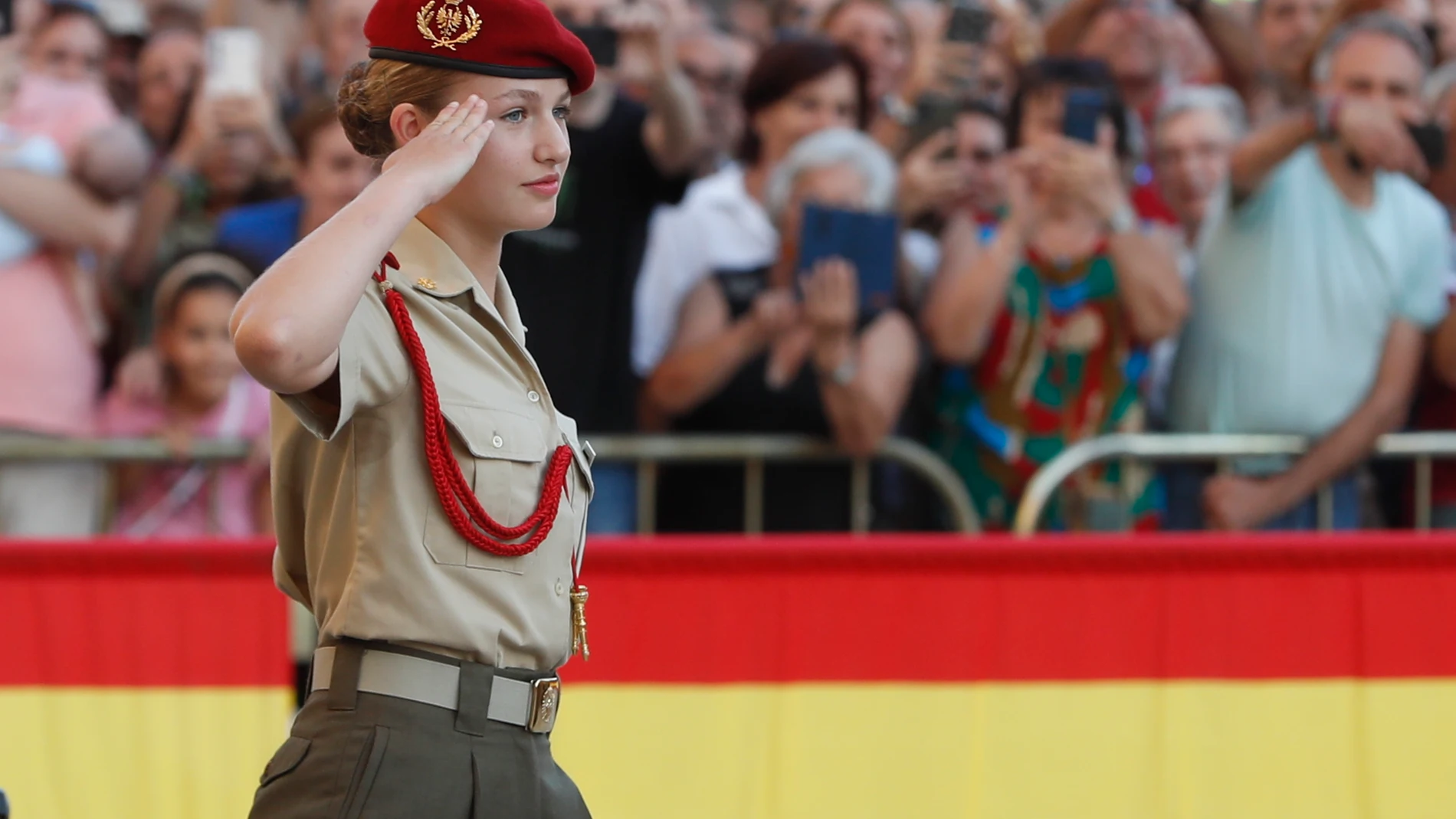 ZARAGOZA, 06/10/2023.-La princesa Leonor participa con los cadetes de la Academia General Militar de Zaragoza en la ofrenda a la Virgen del Pilar, este viernes en la Basílica del Pilar de Zaragoza.- EFE/ Javier Cebollada