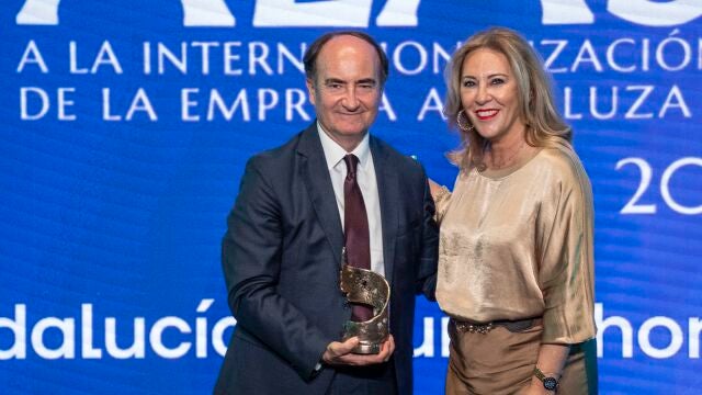 La consejera de Economía, Hacienda y Fondos Europeos, y presidenta de Andalucía TRADE, Carolina España, en la entrega del galardón al presidente de la APBA, Gerardo Landaluce