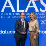 La consejera de Economía, Hacienda y Fondos Europeos, y presidenta de Andalucía TRADE, Carolina España, en la entrega del galardón al presidente de la APBA, Gerardo Landaluce