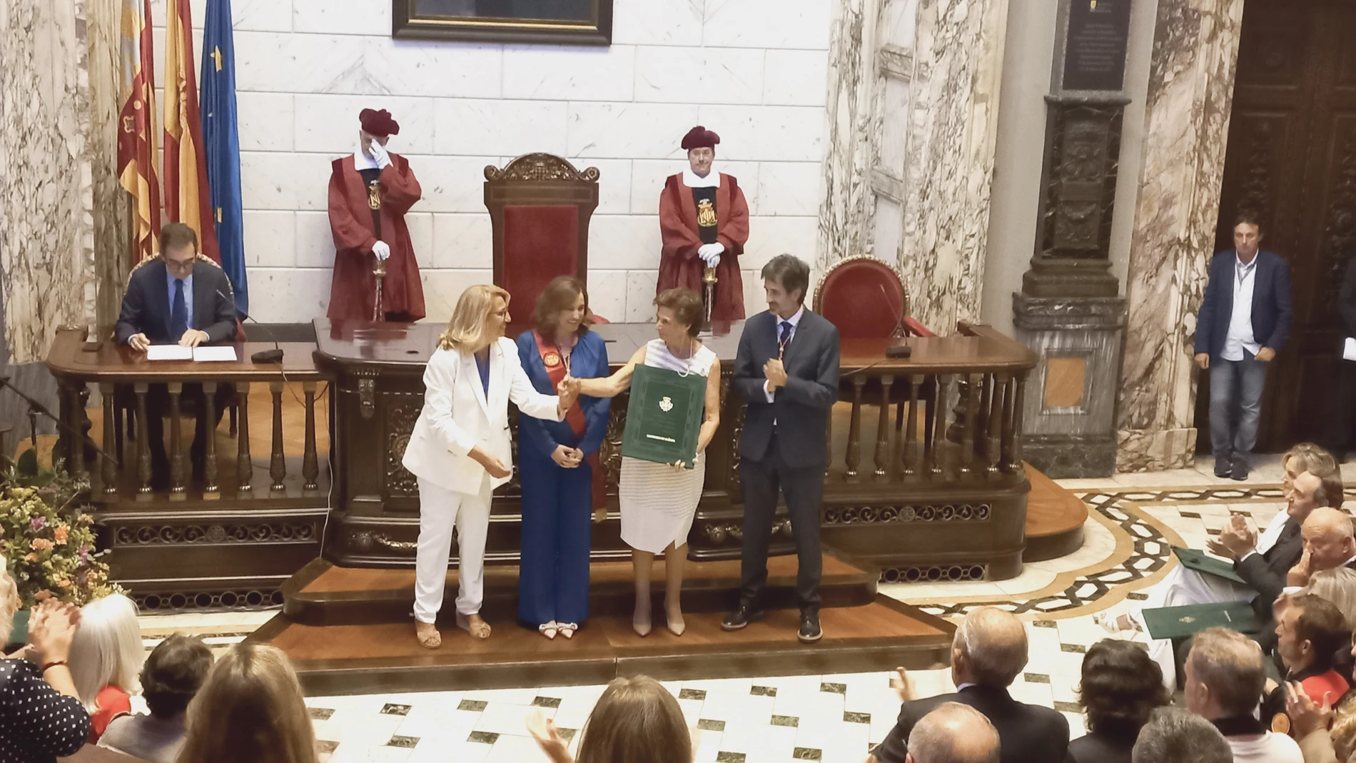 Las hermanas de Rita Barberá recogen el galardón de manos de la alcaldesa Catalá