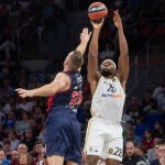 Yabusele lanza de tres ante la defensa de Costello
