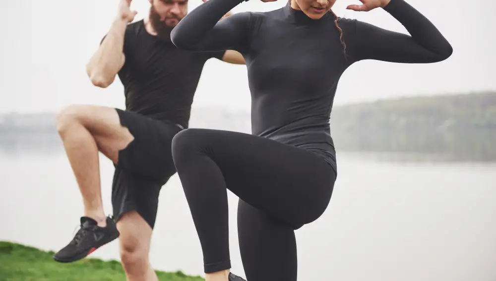 Un hombre y una mujer practica ejercicio de cardio y fuerza vigoroso y moderado