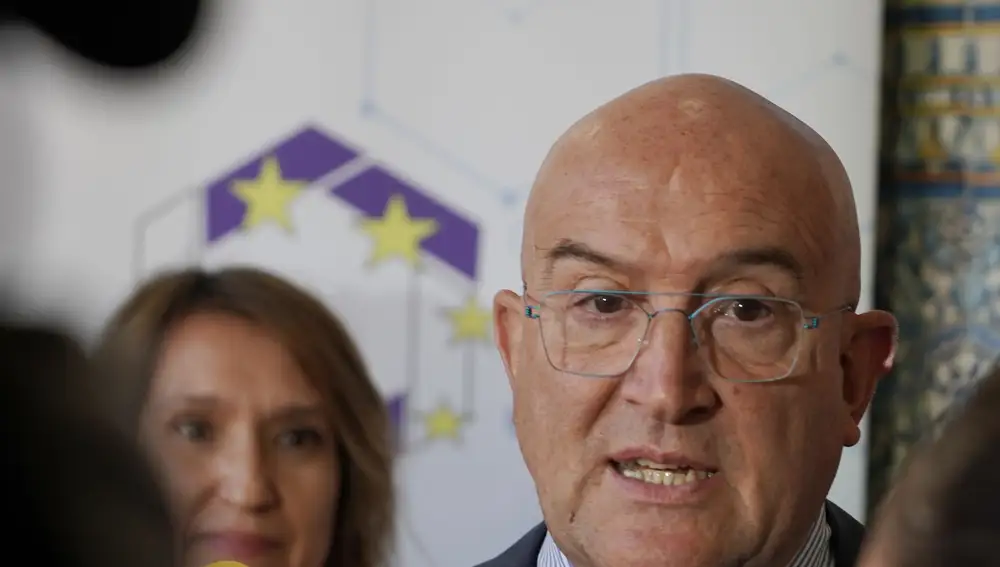 El alcalde de Valladolid, Jesús Julio Carnero, avanza que el Ayuntamiento de Valladolid analizará el estado de las licencias de las discotecas de la ciudad tras el incendio de una en Murcia