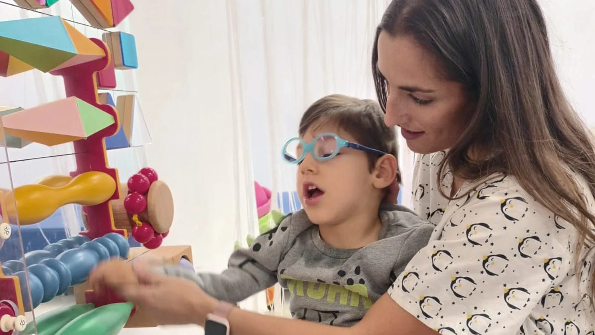 Almudena Solórzano, coordinadora de Atención Temprana de Aspace Salamanca, trabaja con un niño con parálisis cerebral