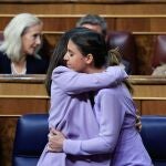 Las ministras de Igualdad y de Derechos Sociales y Agenda 2030, Irene Montero e Ione Bellarra (i), durante el pleno celebrado este jueves en el Congreso. 