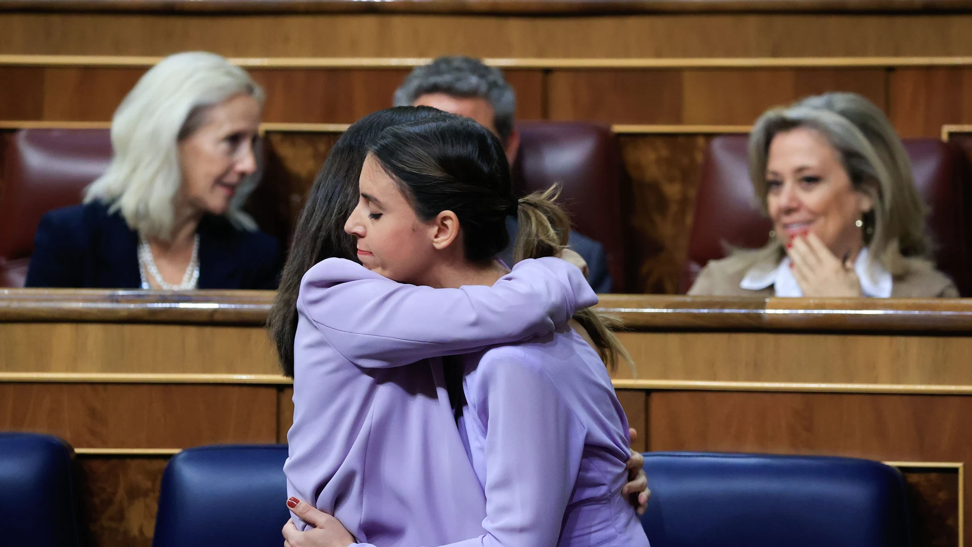 Las ministras de Igualdad y de Derechos Sociales y Agenda 2030, Irene Montero e Ione Bellarra (i), durante el pleno celebrado este jueves en el Congreso.