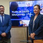 El consejero de Educación, Cultura y Deportes, Amador Pastor, junto a la directora general de Inclusión Educativa y Programas, María Ángeles Marchante