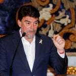 El alcalde de Alicante, Luis Barcala, en una comparecencia reciente para hacer balance de sus cien días de gestión municipal.