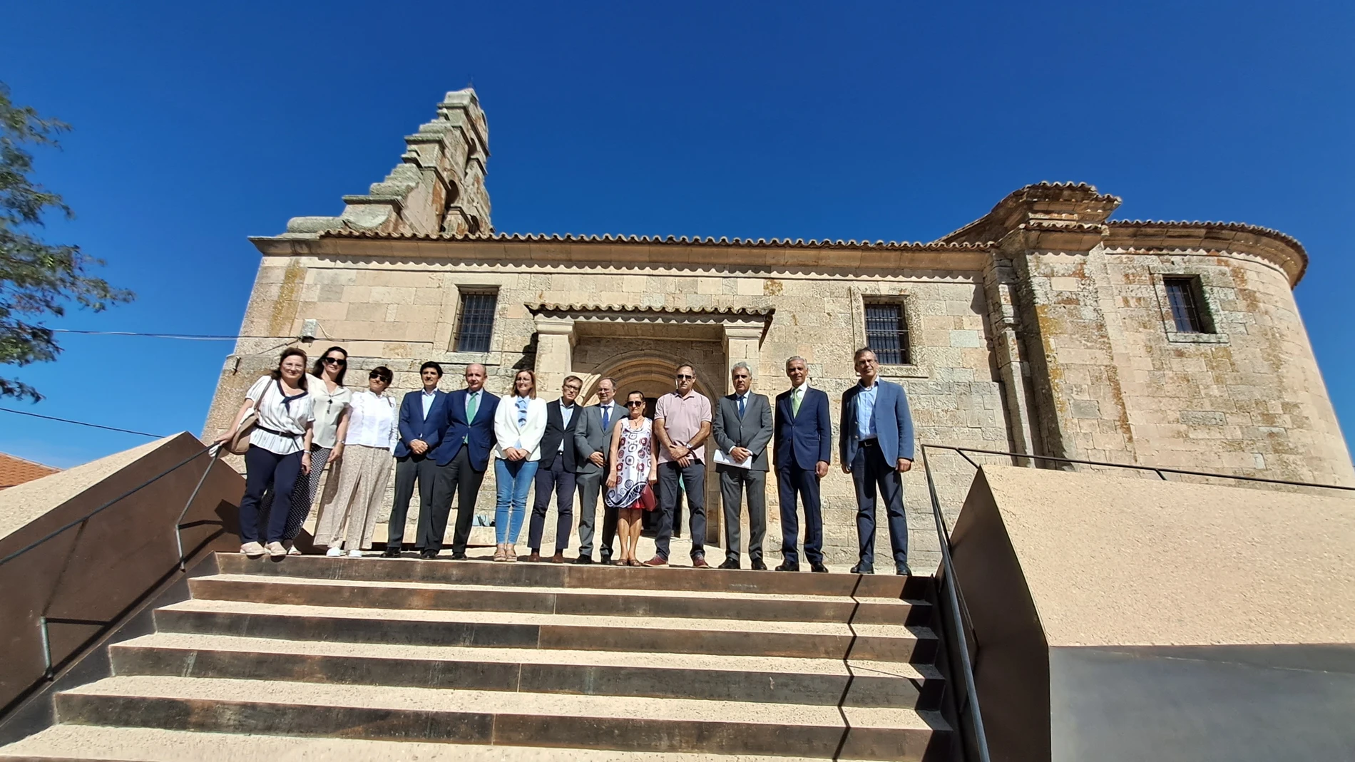 El director general de Patrimonio de la Junta de Castilla y León, Juan Carlos Prieto Vielba, y el presidente de la Fundación Iberdrola España, Fernando García Sánchez, entre otros, visitan la iglesia de Santo Tomás en la localidad salmantina de Forfoleda