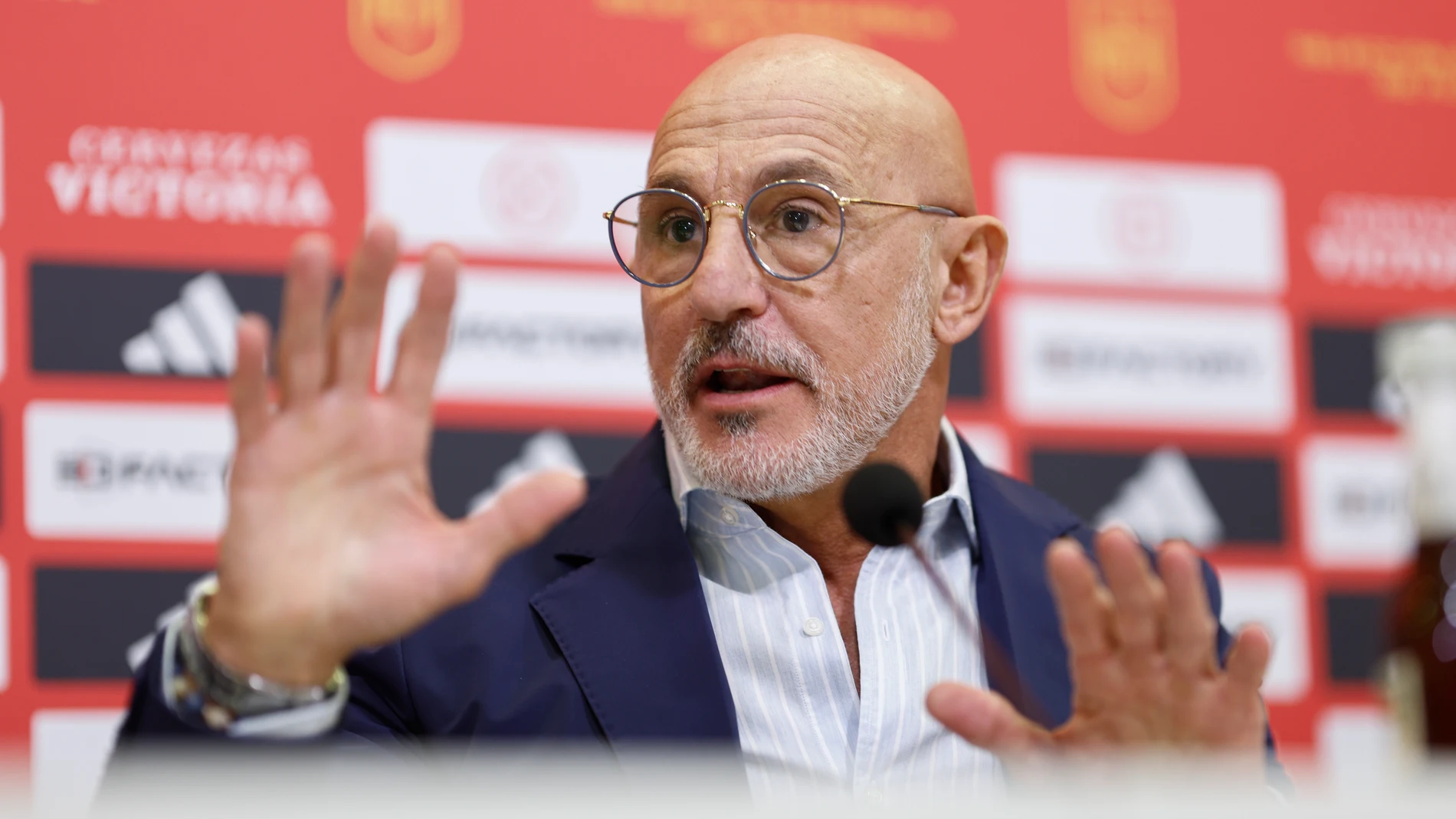 LAS ROZAS (MADRID), 06/10/2023.- El seleccionador Luis de la Fuente anuncia la lista de convocados para afrontar los partidos ante Escocia y Noruega, encuentros clasificatorios para la Eurocopa 2024 que se disputa en Alemania, durante una rueda de prensa celebrada este viernes en la Ciudad del Fútbol de Las Rozas, Madrid. EFE/ Rodrigo Jiménez
