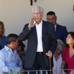 Mario Vargas Llosa junto a sus hijos en el homenaje