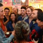 Pedro Sánchez junto a otras personas de fiesta en Granada