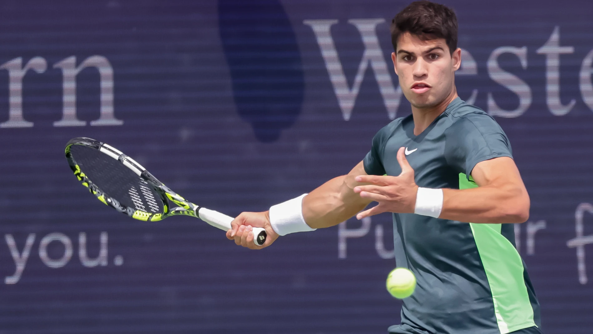 Tenis.- Carlos Alcaraz solventa con comodidad su estreno en el Masters 1.000 de Shanghái