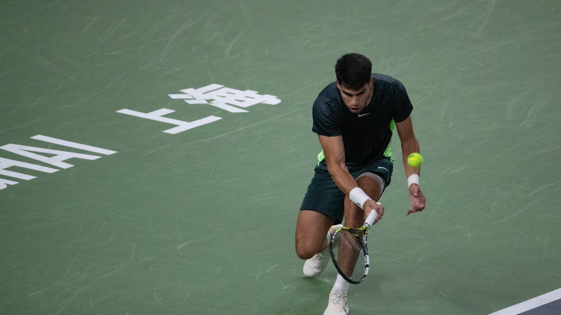Shanghai (China), 07/10/2023.- Carlos Alcaraz of Spain in action during his second round match against Gregoire Barrere of France at the Shanghai Masters tennis tournament, in Shanghai, China, 07 October 2023. (Tenis, Francia, España) EFE/EPA/ANDRES MARTINEZ CASARES