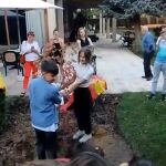 Plantación del kalyna, arbusto de bayas rojas que recibe el nombre de una joven bella y valiente que, según la tradición ucraniana, dio su vida por el país.