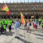 Banderas de España en la Plaza Mayor de Salamanca durante la marcha contra el cáncer