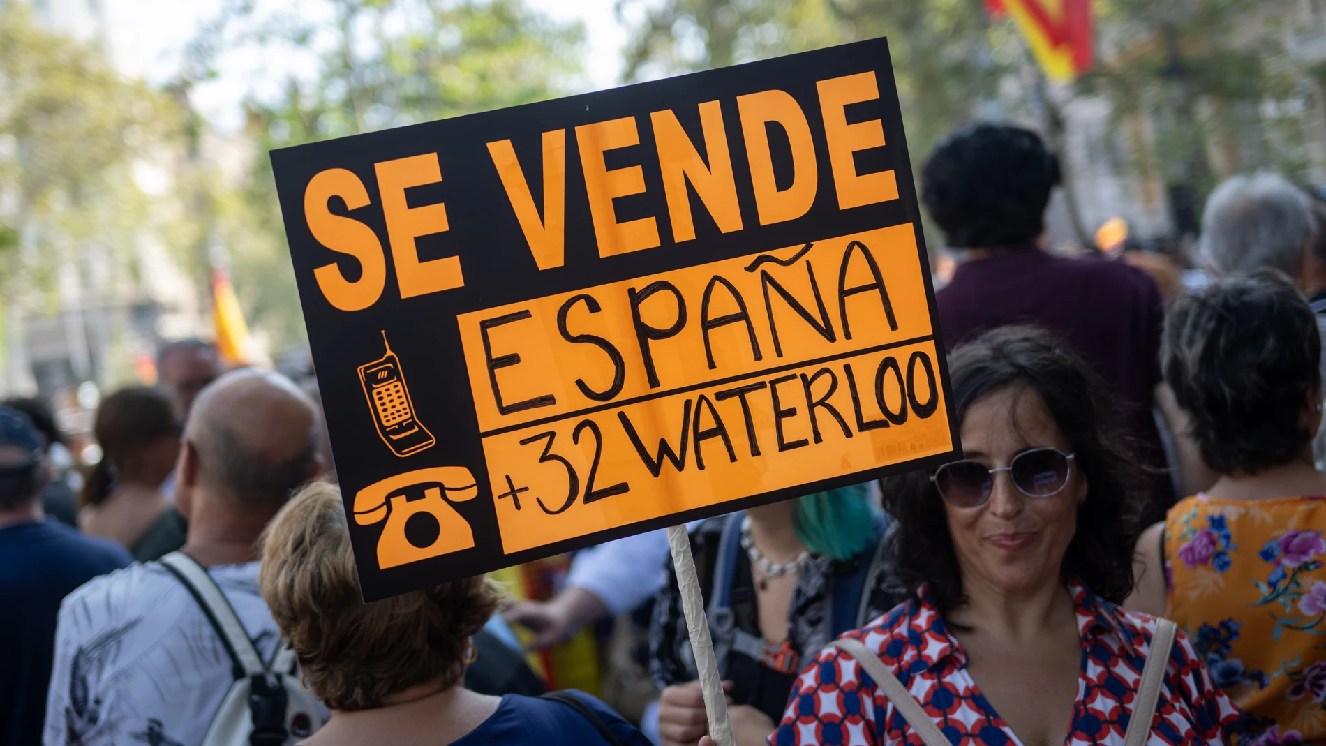 Decenas de personas protestan durante una manifestación de SCC contra la amnistía, a 8 de octubre de 2023, en Barcelona, Catalunya (España). Sociedad Civil Catalana ha convocado una manifestación contra la amnistía y el derecho al referéndum bajo el lema ‘No en mi nombre:ni amnistía, ni autodeterminación’. La protesta busca visibilizar el acuerdo para la investidura del Gobierno de España que han negociado las últimas semanas el presidente del Gobierno en funciones y Carles Puidgemont. Además...