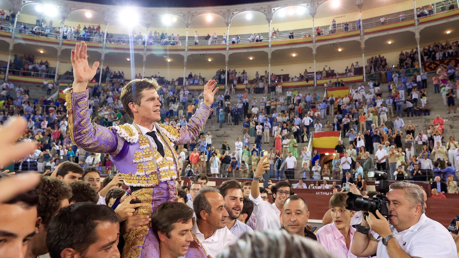 MADRID, 08/10/2023.- El diestro Borja Jiménez sale a hombros a la finalización de la corrida celebrada este Domingo en la plaza de toros de Las Ventas, en Madrid, incluida en la Fería de Otoño. EFE / Zipi.