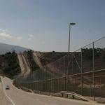 Marruecos/España.- Un migrante entra en Melilla sobrevolando con un parapente la valla con Marruecos