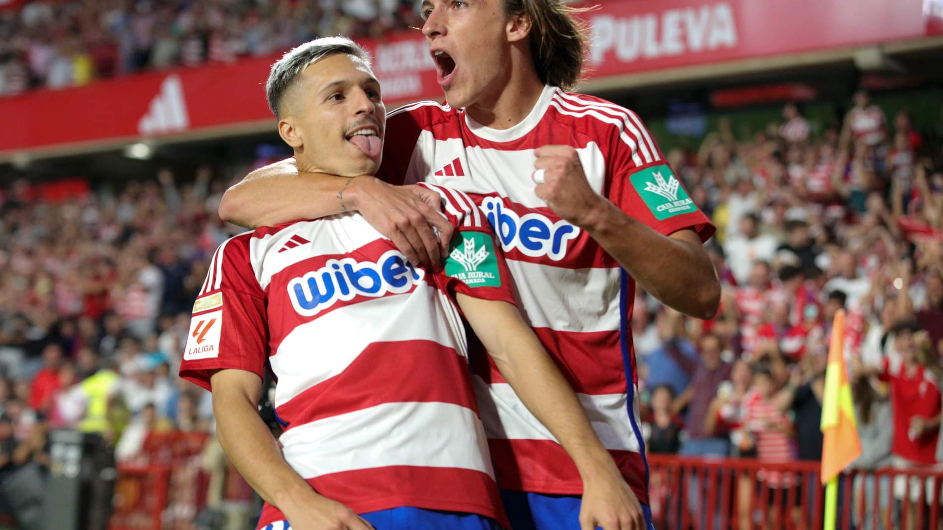 GRANADA, 08/10/23.- Los jugadores del Granada CF celebran el gol de su equipo (anotado por Bryan Zaragoza-i-) durante el encuentro correspondiente a la jornada nueve de primera división que disputan este domingo frente al Granada en el estadio Nuevo Los Cármenes de Granada. EFE/ Pepe Torres