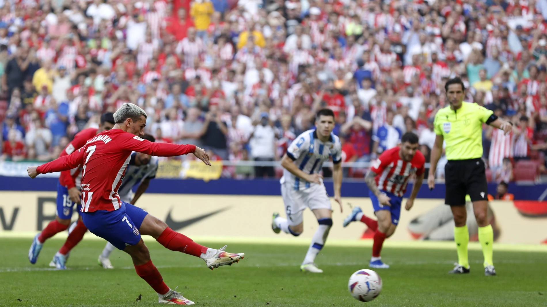 Griezmann ejecuta el penalti que dio el triunfo al Atlético ante la Real