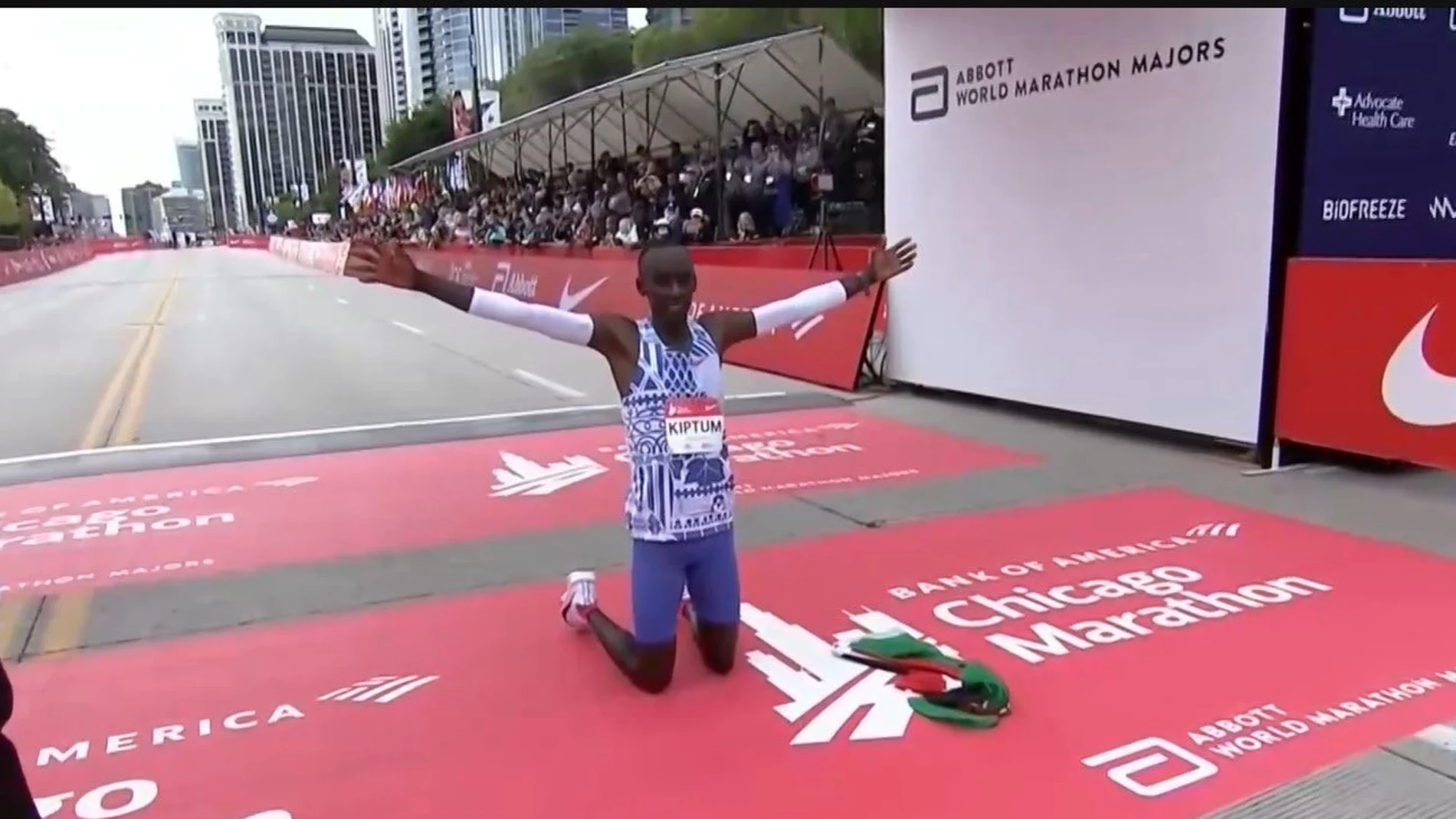 Kiptum, al cruzar la meta en 2h00:35 en el maratón de Chicago