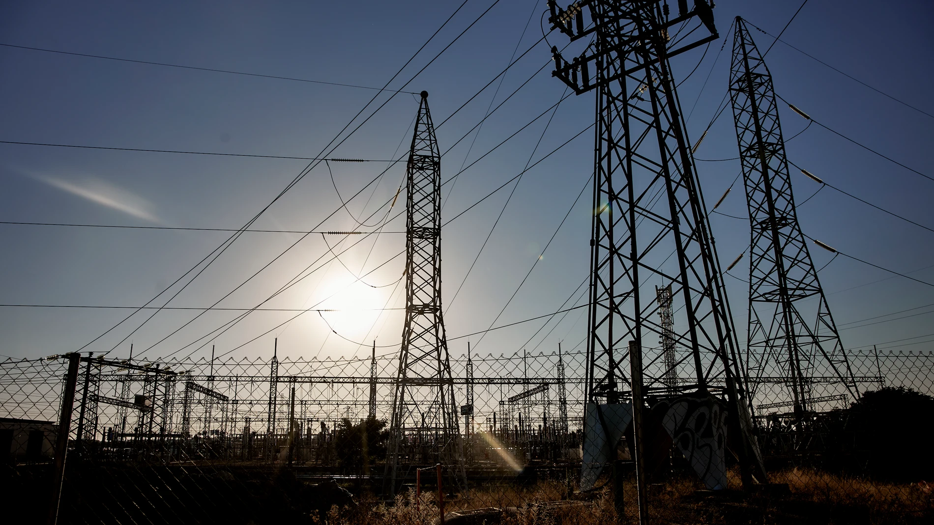 Economía/Energía.- El precio de la luz sube un 16% este lunes, hasta los 120,96 euros/MWh