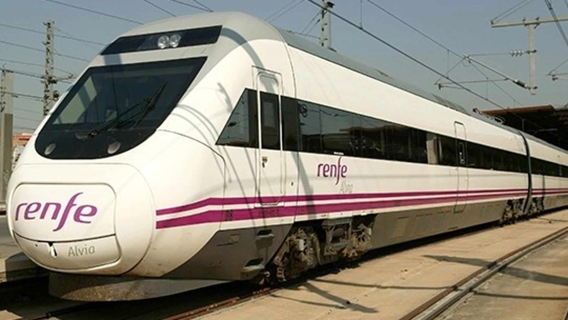 Economía.- Una avería en el tren que une Santiago y Madrid provoca un retraso de 4 horas en la noche del domingo