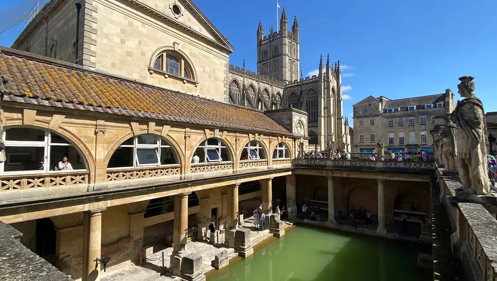 Baños árabes de Bath y, detrás, la catedral
