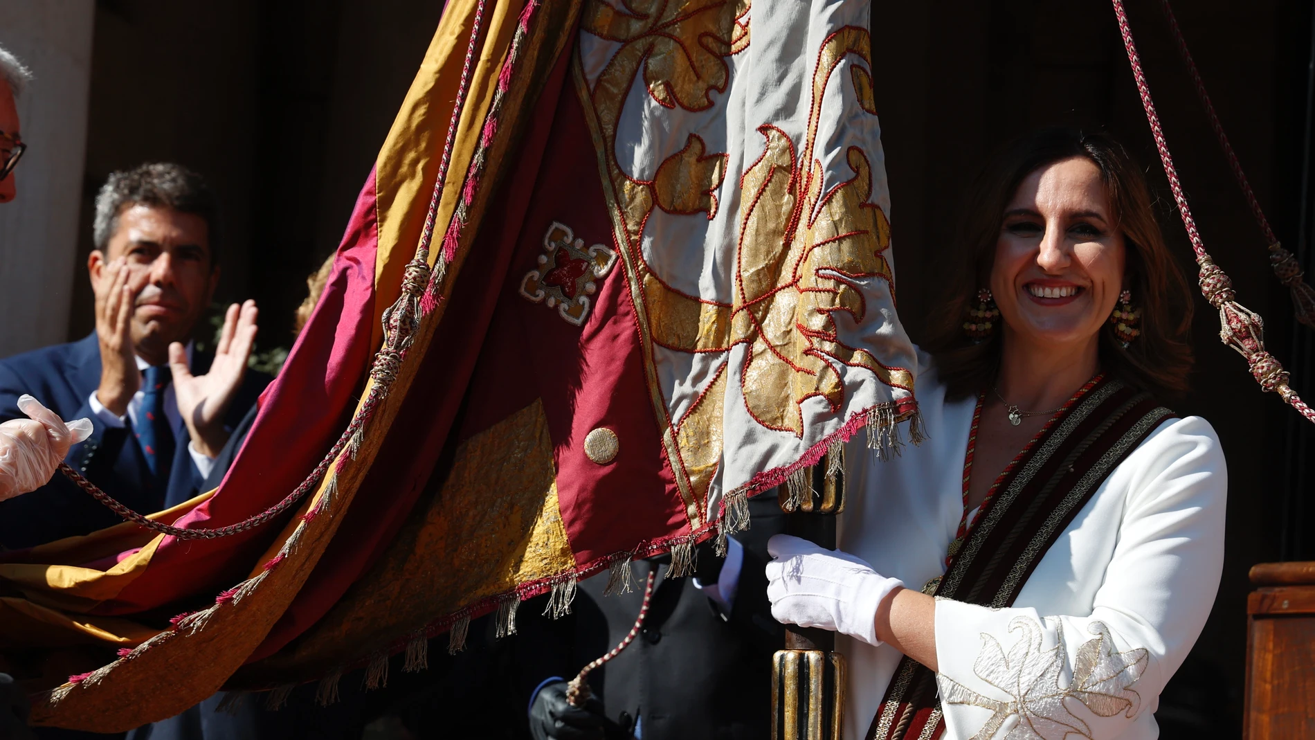 La alcaldesa de València, María José Catalá, con la Senyera, en 9 d'Octubre de 2023 ROBER SOLSONA 09/10/2023