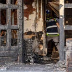 La policía científica continúa las labores de recogida y tratamiento de indicios del incendio en las discotecas Teatre y Fonda Milagros