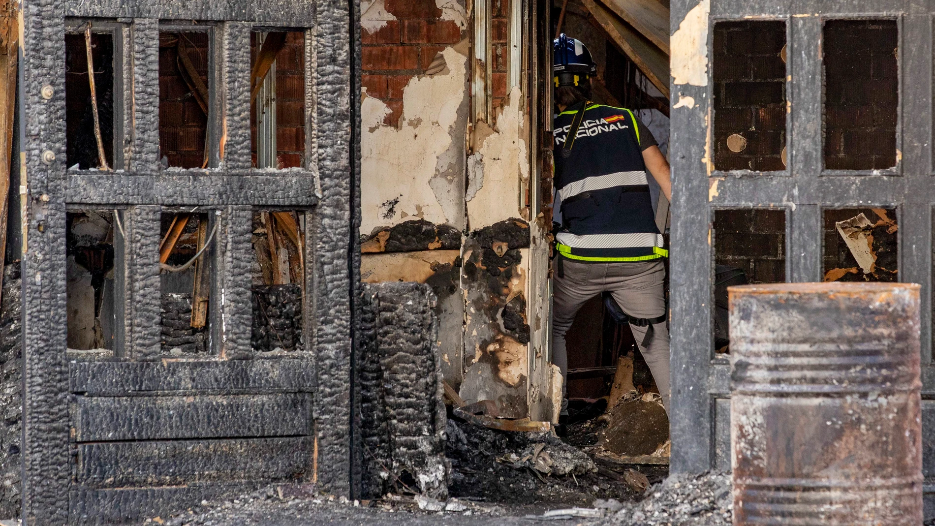 MURCIA, 09/10/2023.- Efectivos de la Brigada de Policía Científica, con sede en Madrid, continúan este lunes con las labores de recogida y tratamiento de indicios del incendio en las discotecas Teatre y Fonda Milagros en el que fallecieron 13 personas el pasado día 1. EFE/Marcial Guillén