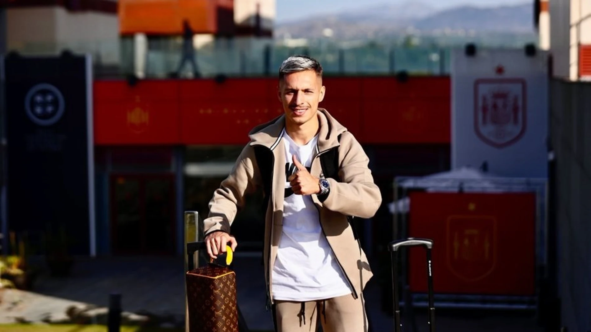 Bryan Zaragoza llegando a la concentración de España en Las Rozas