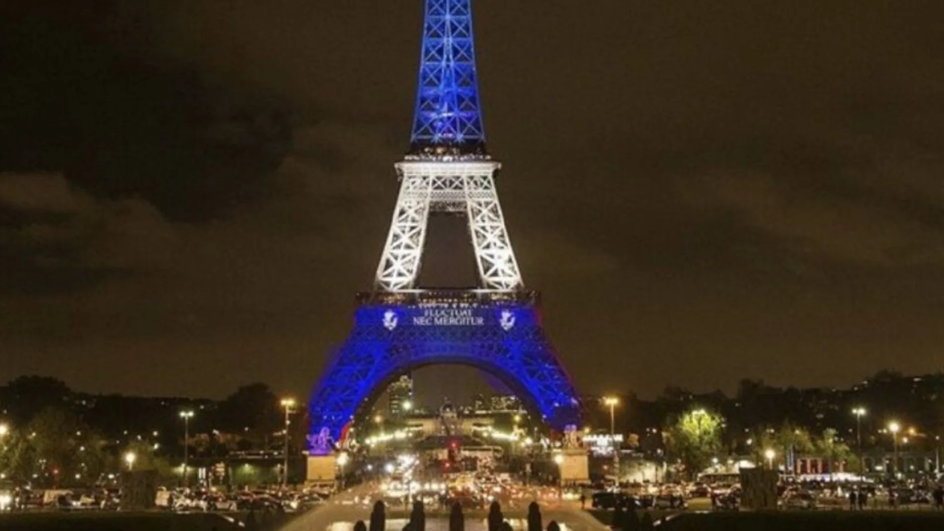 La Torre Eiffel iluminada con los colores de la bandera de "israel"