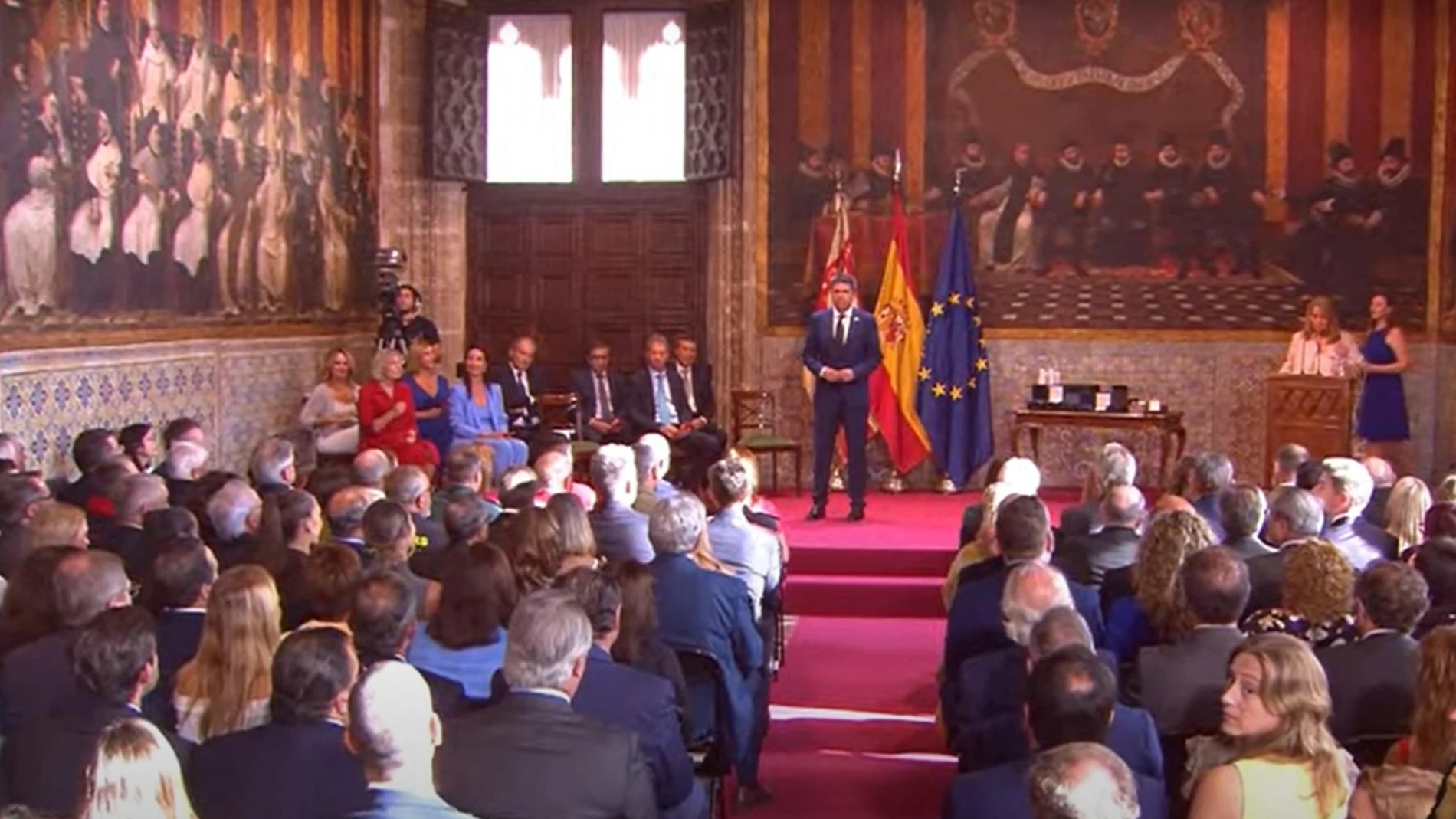El presidente de la Generalitat, Carlos Mazón, entrega las altas distinciones de la Generalitat