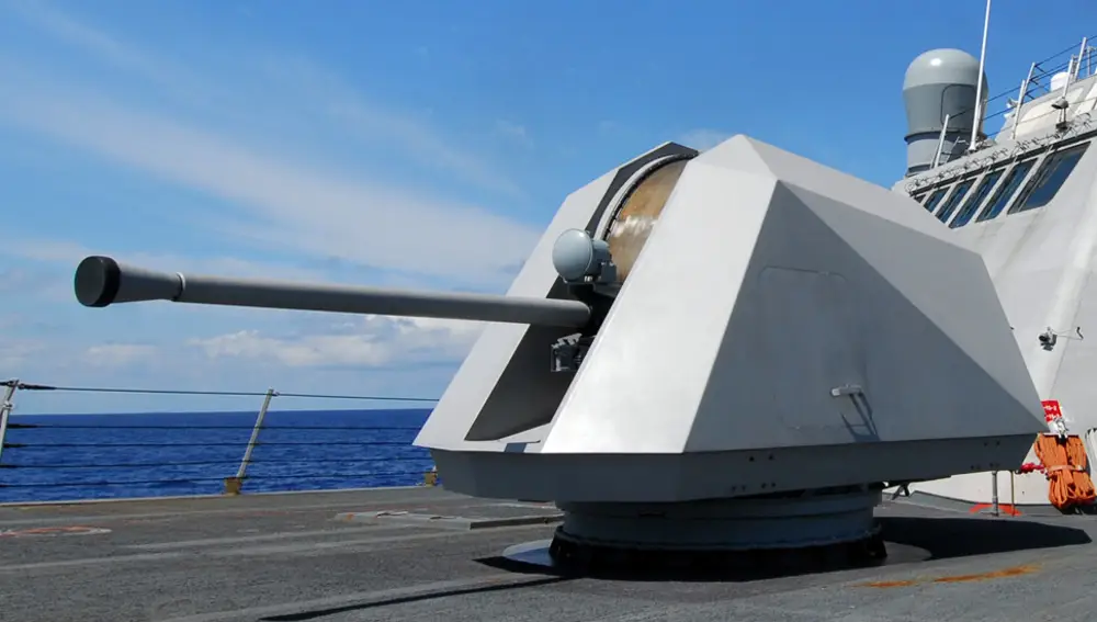 Un cañón Mk 110 de 57 mm en el buque de combate litoral USS Freedom.