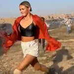 Una joven en el festival de música en Israel corre durante el ataque de miembros de Hamás